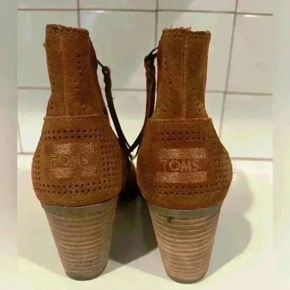 Tom’s Brown perforated Majorca tan suede peep toe Bootie- Size 6.5- EUC - Picture 4 of 5